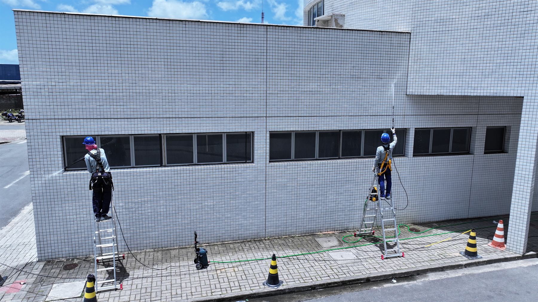 Hospital Metropolitano: Equipe em dupla, sinalização e cones de segurança