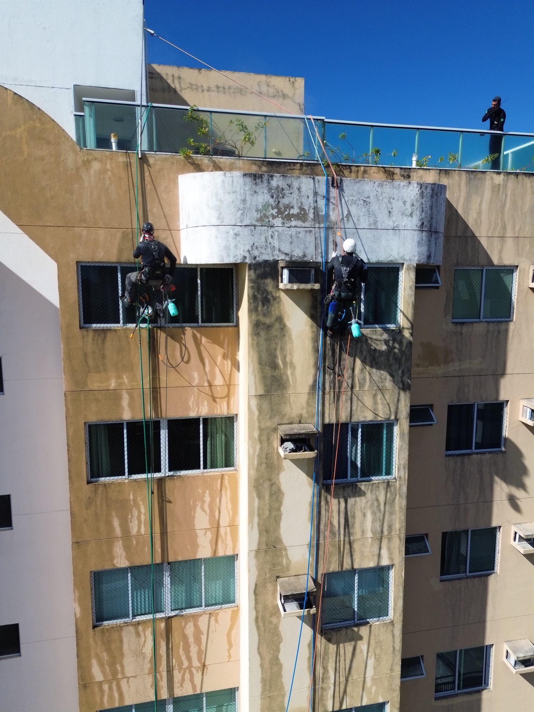 Edifício Porto Fino: Equipe em dupla, lavagem técnica por acesso por cordas