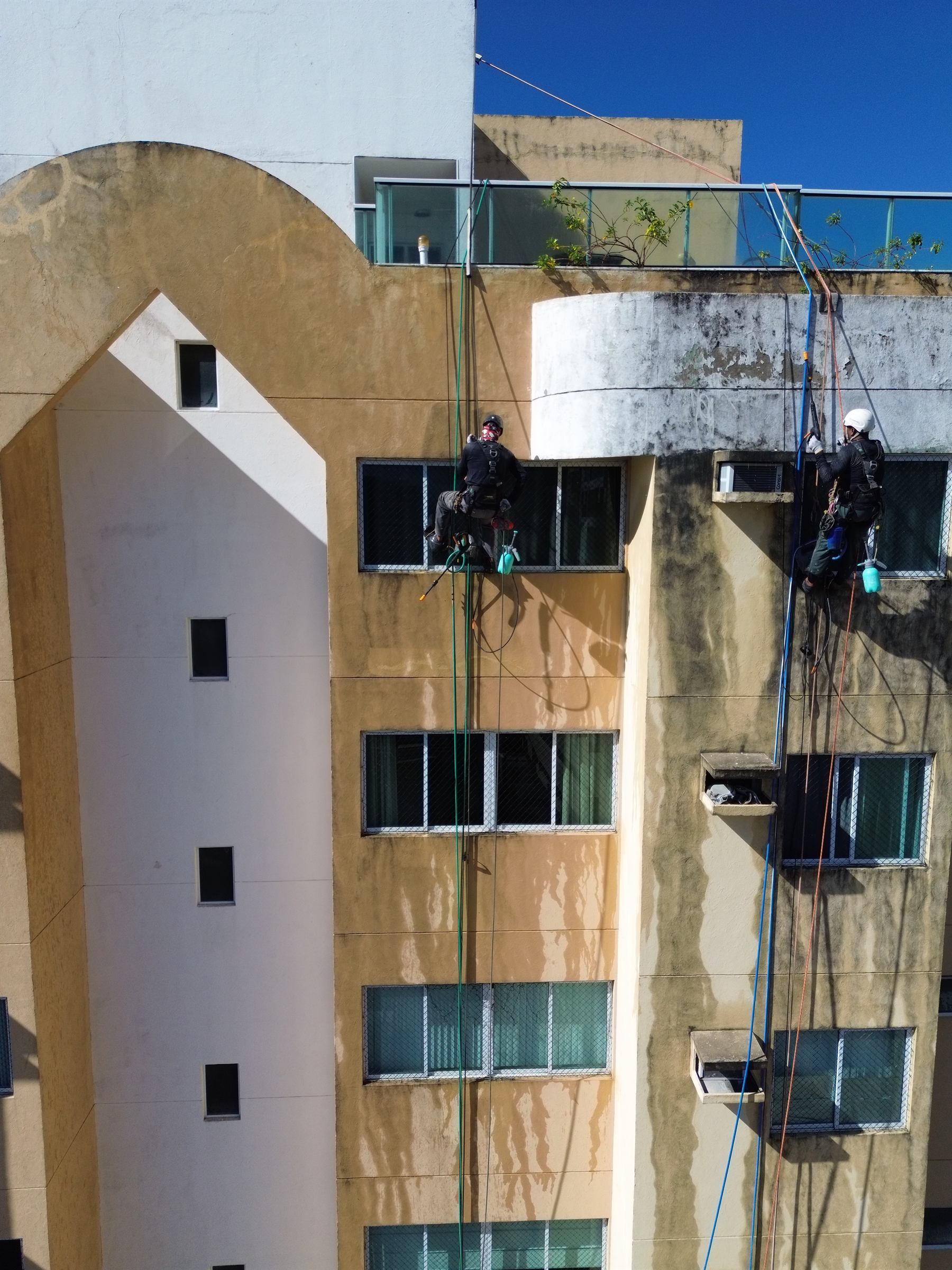 Edifício Porto Fino: Detalhe do contraste entre área tratada e área suja