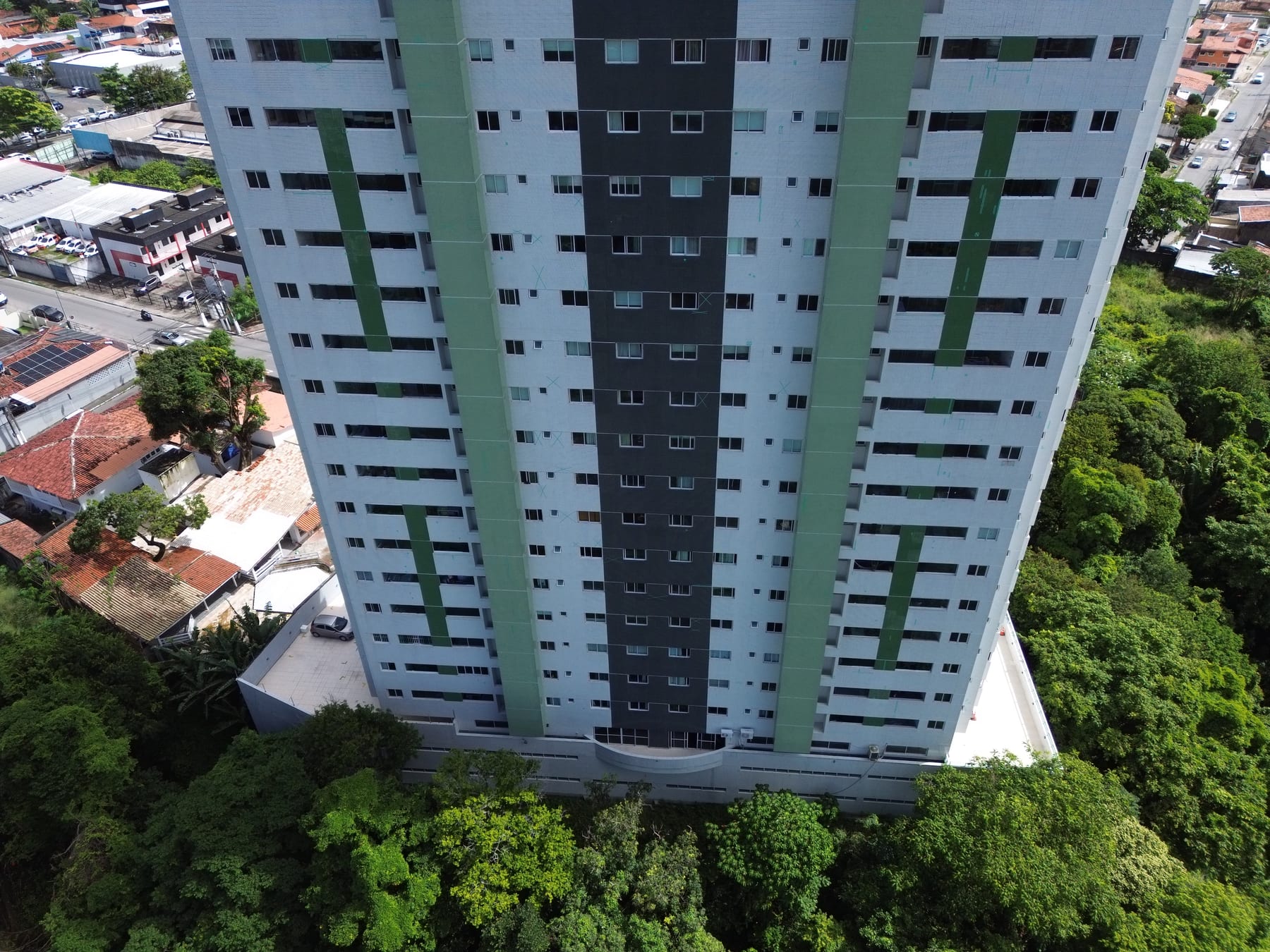 Edifício Residencial Salute: Vista aérea do edifício, fachada em pastilha