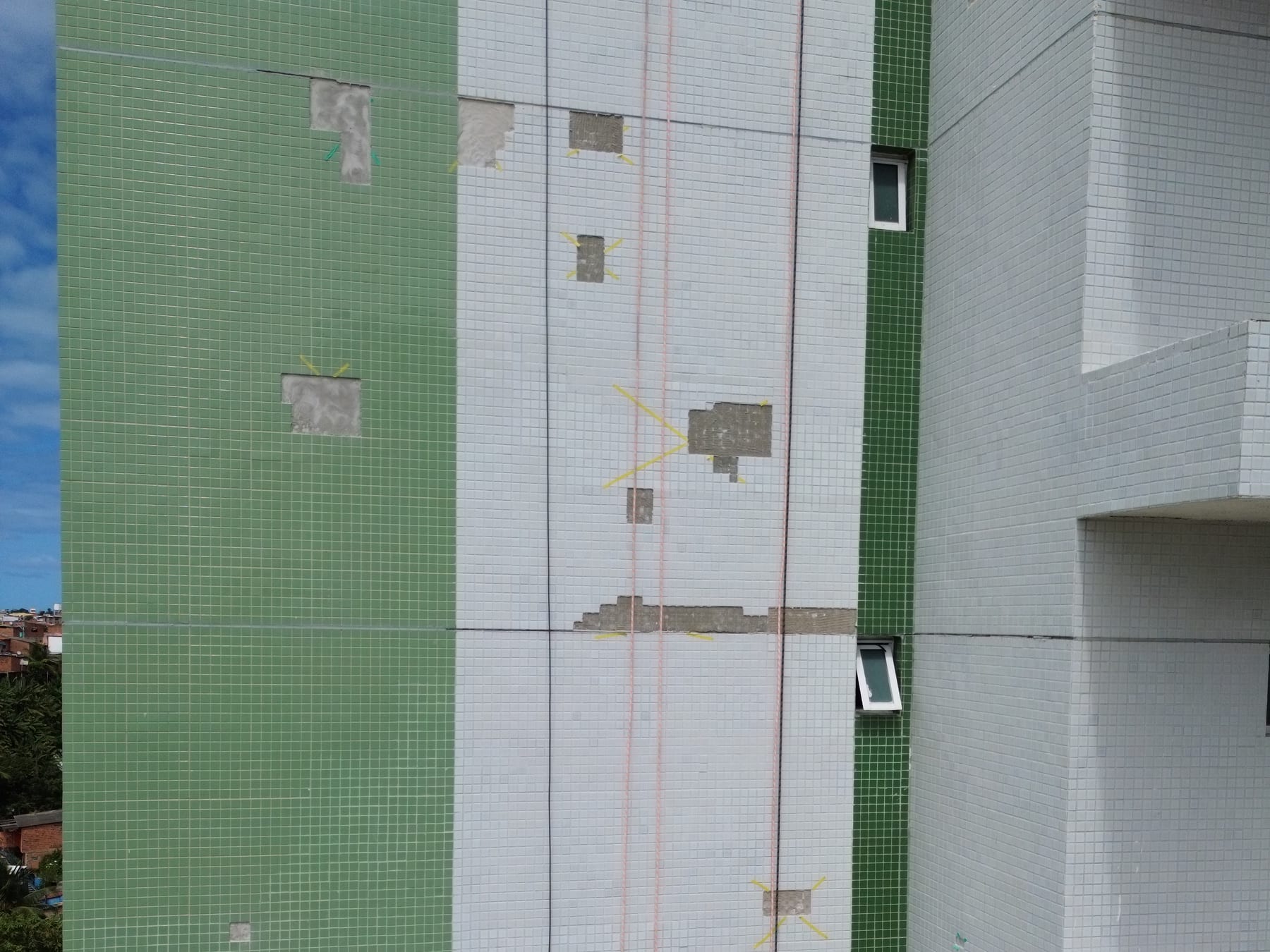 Edifício Residencial Salute: Áreas abertas depois da remoção do revestimento solto